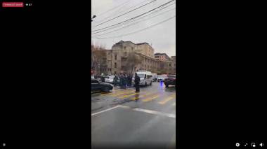 Ոստիկանները բերման են ենթարկում ցուցարարներին