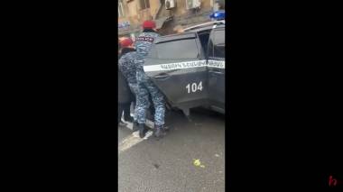 Ինչպես են բերման ենթարկում Արա Զոհրաբյանին ու այլ ցուցարարներին