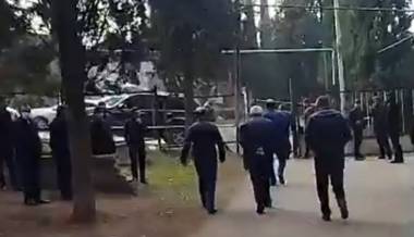 Գալիս են ու միտումնավոր մուտքի մոտ հավաքվում