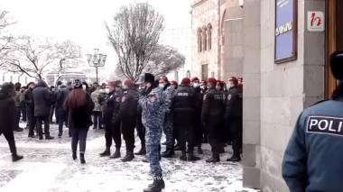 Փարաքարի բնակիչները բողոքի ակցիա են անում Կառավարության բակում․ ուղիղ