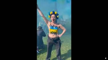 Բաց կրծքերով ուկրաինուհիների բողոքի ցույցը՝ Փարիզում