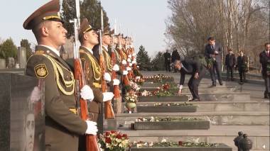 Փաշինյանը հարգանքի տուրք է մատուցել քառօրյա պատերազմի հերոսների հիշատակին