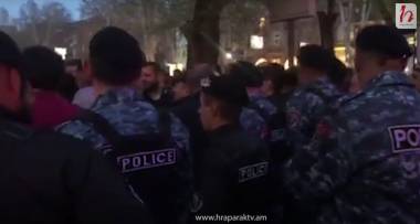 Ոստիկանները փորձում են Տիգրան Աբրահամյանին բերման ենթարկել