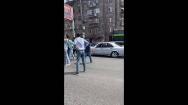 ՀՅԴ երիտասարդներն անվադողերով փակել են ճանապարհը. նրանց բերման ենթարկեցին