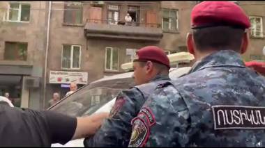 Ոստիկանությունը բերման է ենթարկում դաշնակցական երիտասարդներին