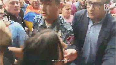 Կաթուցիչով նախկին փոխթաղապետը սադրեց ցուցարարներին