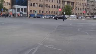 Ինչպես են դիմավորում Նիկոլ Փաշինյանի ավտոշարասյանը Երևանի փողոցներում