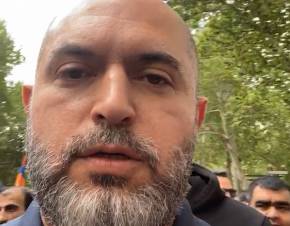 Տարոն Մարգարյանը և Արմեն Աշոտյանը քննարկում են, թե ինչքան մարդ է հավաքվել