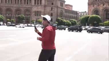 Ոստիկանները բերման ենթարկեցին Փաշինյանի դիմակով ակտիվիստին