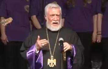 Արամ Ա Վեհափառը, երգչախումբը և ժողովուրդը երգում են «Հայեր միացեք»