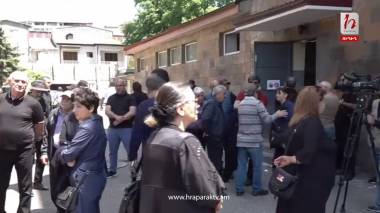 Զոհված զինծառայողների հարազատները ՔԿ զինվորական վարչության բակում են. ուղիղ