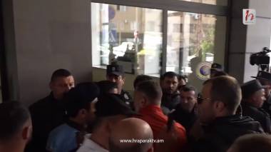 Քաղաքացիները շրջափակել են ԱԳՆ–ի բոլոր մուտքերը. քաշքշուկ սկսվեց