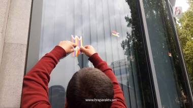 ԱԳՆ-ի շենքի պատուհաններին ակցիայի մասնակիցները փակցրեցին Արցախի դրոշը