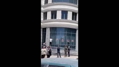 ԱԳՆ շենքի վրայից մաքրում են «Արցախ» գրությունը