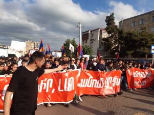Տասնյակ հազարավոր մարդիկ են մասնակցում Ստեփանակերտի երթին