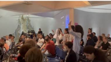 Երիտասարդ ակտիվիստների բողոքը EVN Report-ի փառատոնի ժամանակ․ ՀՀ քարտեզը տեղադրվել է առանց Սյունիքի