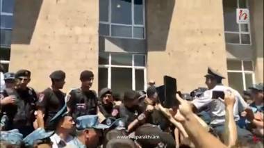 Լրագրողին ևս քաշքշեցին. լարված իրավիճակ կառավարության 3-րդ մասնաշենքի դիմաց