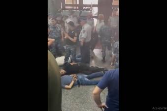 Ոստիկանները գետնին են տապալել կառավարության 3-րդ մասնաշենք մտած քաղաքացիներին