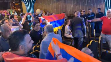 Հայ համայնքը Զարեհ Սինանյանին «դավաճան» վանկարկումներով է ընդունել