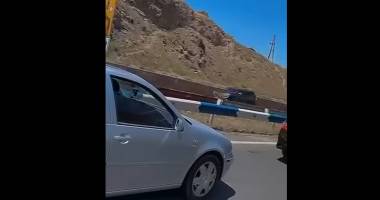 Փաշինյանին դիմավորել են ազդանշաններով և «դավաճան» վանկարկումներով