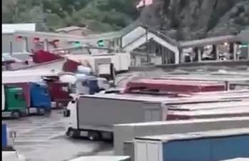 Այն ինչ հիմա կատարվում է Լարսում. Հայաստանից բեռնատարները չգիտեն ինչ անել