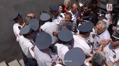 Քաշքշուկ ոստիկանների և շիրակցի գերիների հարազատների միջև՝ Ռուսաստանի դեսպանատան դիմաց