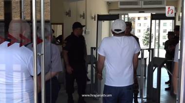 ՊՆ-ի դիմաց իրավիճակը լարված է․ զոհված զինծառայողների ծնողները 5 րոպե ժամանակ տվեցին