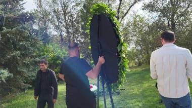 Զոհվածի հայրը շպրտեց Փաշինյանի ու նախագահի բերած պսակները