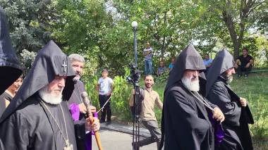 Վեհափառը միայնակ ժամանեց Եռաբլուր