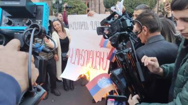 Կառավարության դիմաց այրեցին «Խաղաղության պայմանագրի» թուղթը