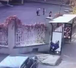 Չարենցավանում աշակերտը կոտրում է դպրոցի հարակից կանգառը