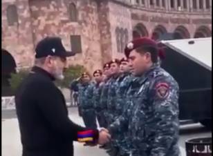 Ոստիկանները Փաշինյանին «չեստ» են տալիս ու զեկուցում