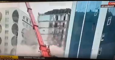 Դիարբեքիրում երկրորդ անգամ տեղի ունեցած երկրաշարժի հետևանքով շենքը փլուզվել է հենց ուղիղ եթերում