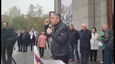 Սուրեն Պապիկյանը հիմա Բրյուսելում է, հանձնեց հողերը այդ սրիկան