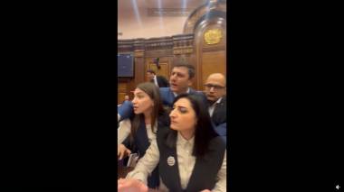 Ընդդիմադիր պատգամավորներին բռնի ուժով հեռացրեցին դահլիճից