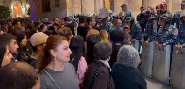 «Միացե՛ք, միացե՛ք» քաղաքացիները՝ ոստիկաններին