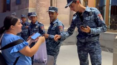 Արցախցի աղջիկը թուզ է հյուրասիրում ոստիկաններին