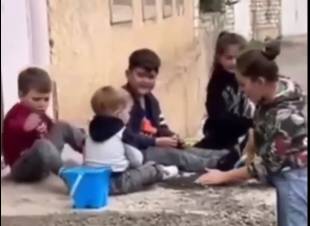 2020-ին ծնված և նկուղից նկուղ դուրս գրված Անդրեյը հողից սարքած տորթով նշում է տարեդարձը