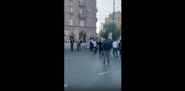 Գարեգին Նժդեհի հրապարակի մոտ արգելափակված է մեքենաների տեղաշարժը