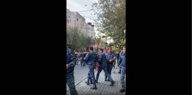 Ոստիկանությունը մարդկանց բերման է ենթարկում անգամ մայթերից