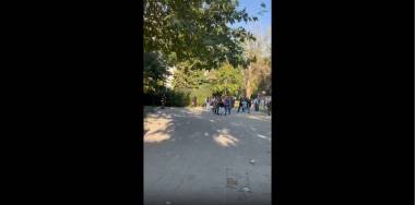 Ոստիկանները բիրտ ուժի կիրառմամբ բերման են ենթարկում երիտասարդներին