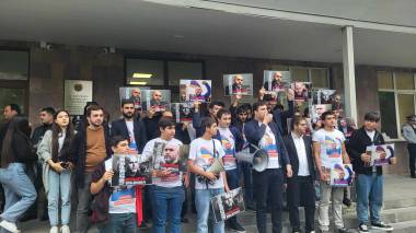 Աշոտյանի համախոհները դատարանի դիմաց են