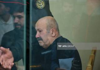 Վագիֆ Խաչատրյանին Բաքվի դատարանում հայերենով իր իրավունքներն են պարզաբանում