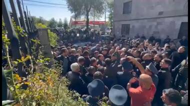 Լարված իրավիճակ․ Ցուցարարները քաշքշում են Կարեն Շահրամանյանին