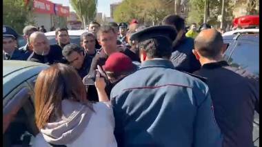 Տարեք սաղին. ոստիկանները բերման են ենթարկում փողոցում վեճ հրահրողներին