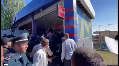 Ինչպես են ոստիկանները բերման ենթարկում ակցիայի մասնակիցներին