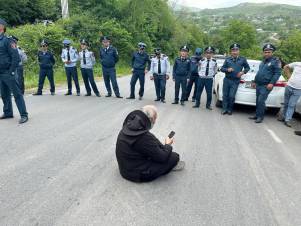 Միայնակ փակել եմ միջպետական ճանապարհը․ Բագրատ սրբազան