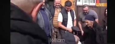 Տատ ջան, օրհնի․ սրբազանը ծնկի իջավ տատիկի առաջ