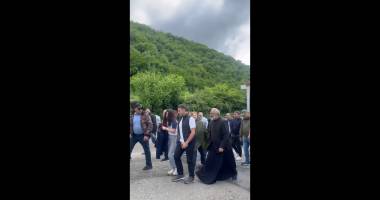 Սրբազանն առաջնորդում է շարժման քայլերթը