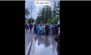 Ինչպես են Տավուշում երեխաները դիմավորում քայլերթի մասնակիցներին